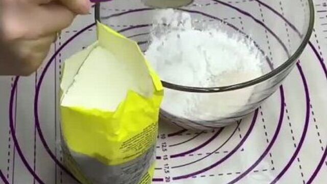 Крем «Пломбир» Этот крем идеален для наполеона, эклеров, медовика и многих других тортов в качестве внутреннего крема. Но не дл