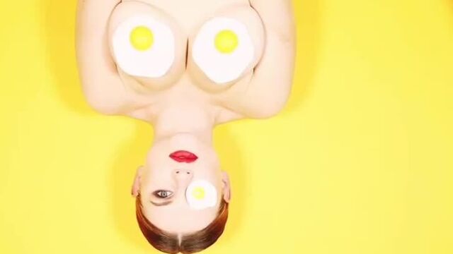 Анна Цуканова-Котт и Полина Максимова в видео-Арт проекте EAT ART