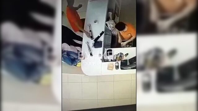 Засунул палец в блендер