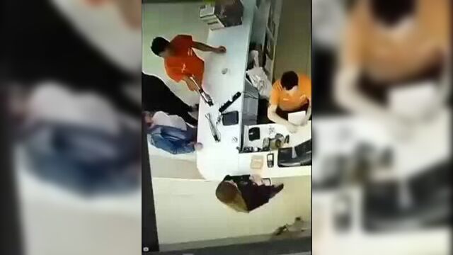 Засунул палец в блендер.mp4