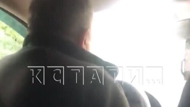 Неадекватный таксист угрожает клиентам по дороге домой