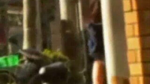 Школьницам задирают юбки и смотрят что там