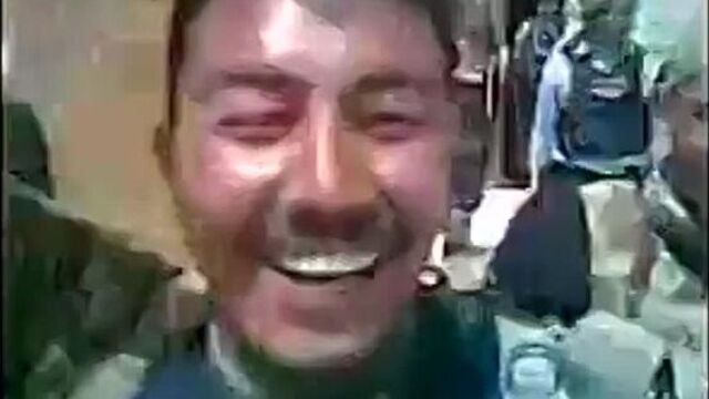 18+ Уже после убийства мужчины и женщины солдаты армии иракского премьера издеваются над трупами людей...