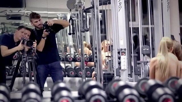 Голые девушки в фитнес-зале