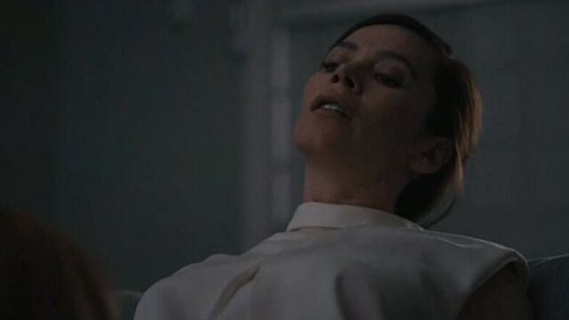 Еротические сцены в кино, секс сцены, засветы трусиков. Сериал Девушка по вызову