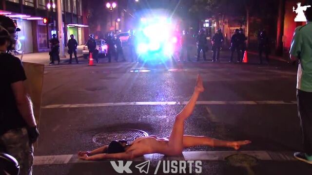 (18+) Голая Афина в Портленде - Полная версия - Протесты в США - 19/07/2020