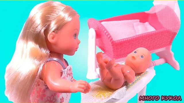 Барби мама Дочка Еви и малыш Малыш обкакался Видео с куклами для девочек на русском