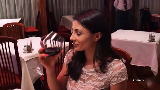 Sofia Cucci Шикарная брюнетка привела незнакомца он вылизал ее и трахнул