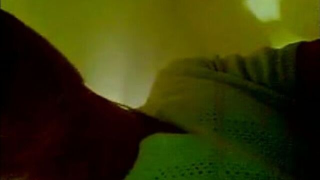 Первый раз в попку больно