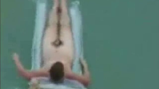 Секс на матрасе в море? Данунахуй)))