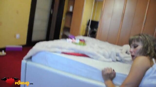 Честное порно у кровати на полу- дерет жену сзади снимая на видео камеру