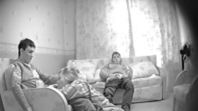 Домашнее частное русское порно на скрытую камеру. Парни заказали шлюху и без палева снимают свой секс на скрытую камеру. Группов