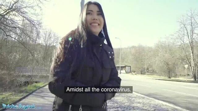 Вкусно сосет член парня, пока друг трахает ее киску сзади (полное видео можно найти в описании к видео)