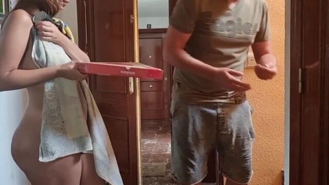 Отдалась доставщику пиццы (Порно Sex трах Fuck Домашнее porno Любительское teen Home Porn XXX young домашка)