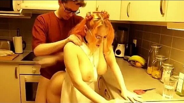 трахнул сестру на кухне с большими сиськами