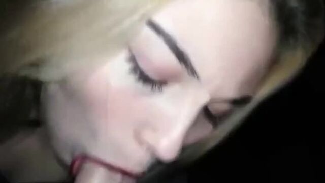 Красотка шикарно сосет член парня (Секс Порно Домашнее Home Porn Sex) 18+