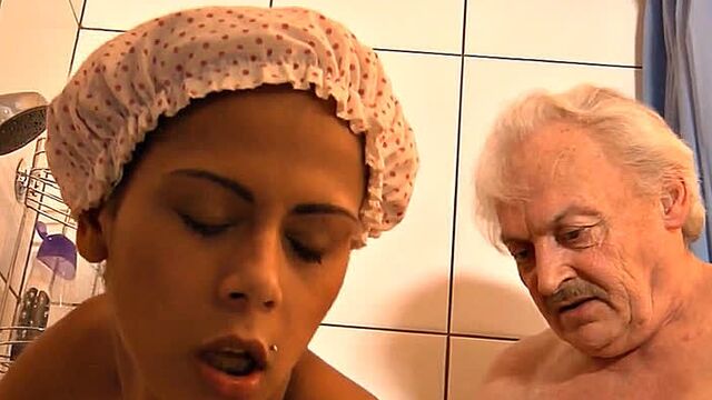 ПОРНО -; ЕЙ 25 -; ДЕВУШКА МОЕТСЯ СО СТАРИКОМ -; porn sex инцест -; Isabella Christine