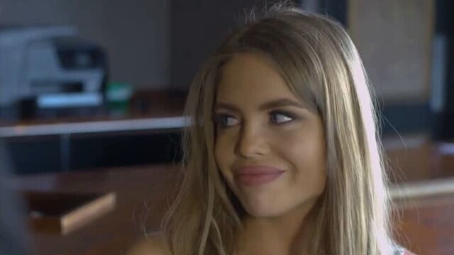 ПОРНО -; ЕЙ 25 -; ДЕВУШКА ШПИЛИТСЯ С СИДЫМ МУЖИКОМ В ПИДЖАКЕ -; porn sex -; Alessandra Jane