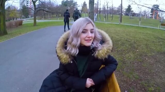 повелась на бумажки и отсосала в парке) НА что готовы девушки ради денег - Cute teen swallows cum for cash - public blow порно в