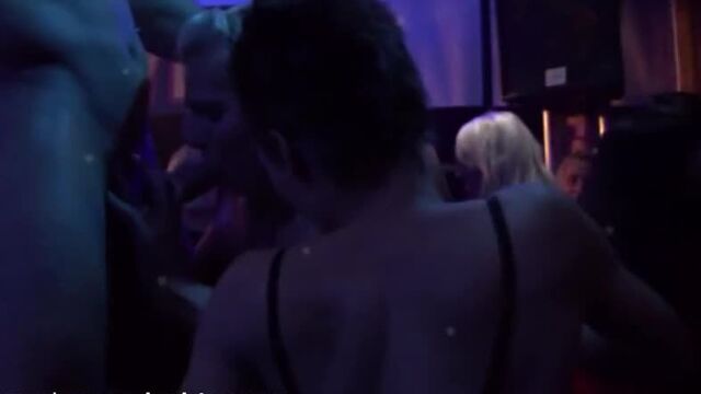 Как замужние женщины изменяют своим мужьям, Публичное порно, Секс на дискотеке, TOP PORN