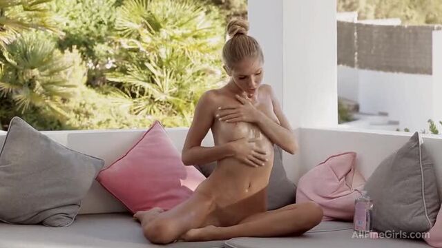 Anjelica - Full Of Grace Abby C сосет член и трахается порно шлюха ебется