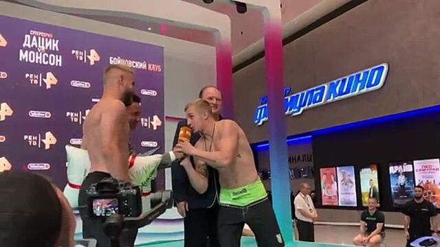 Боец Саша Стоун подарил Коваленко подушку