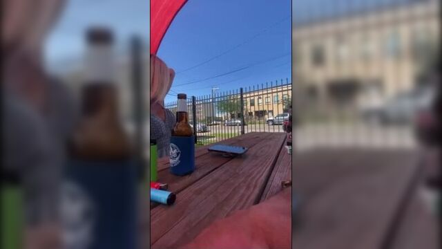 Сидит с голыми дойками в баре