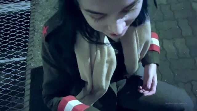 Русская отсосала прямо на улице