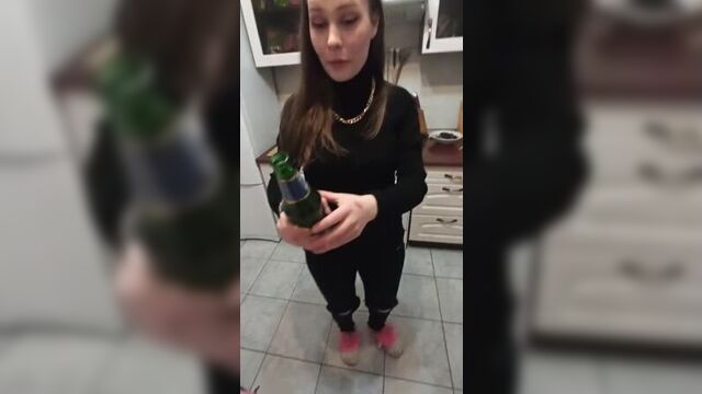 Русскую девку уговорили взять в рот