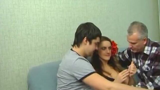 Русское порно ебут одну в три члена