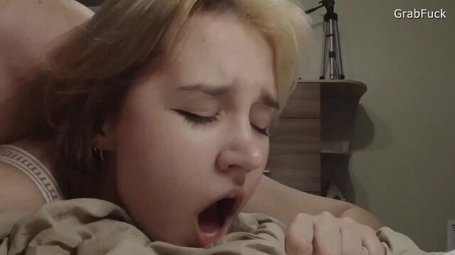 Русская сочная девчонка испытывает анальные проникновения со стонами | Отборное русское