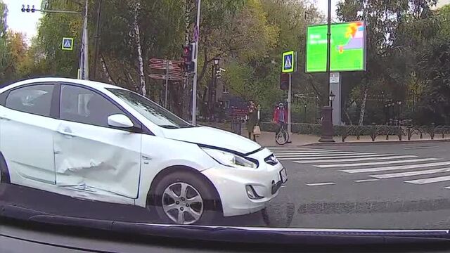 Daewoo Matiz таранит два автомобиля на красный свет. Профсоюзная-Республики.