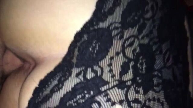 Сначало в киску, а потом пытается в попочку [домашнее и частное порно, любительский секс] [720p]