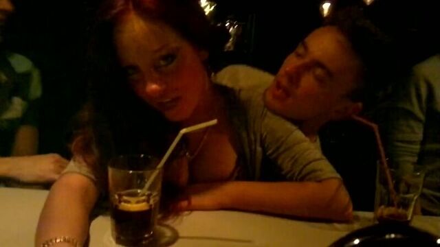 Трахает незнакомку пока её муж отошёл в туалет