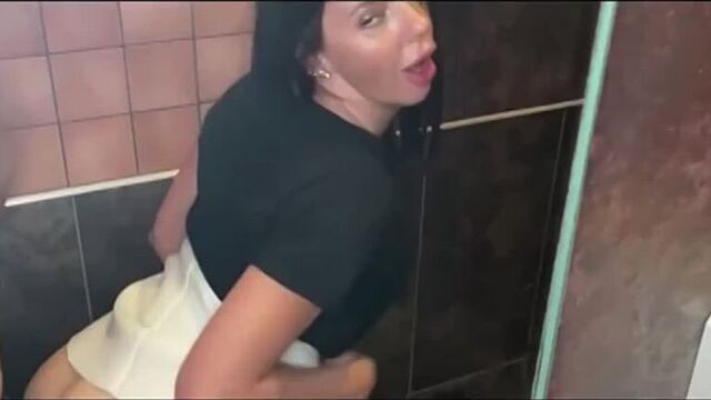 Трахнул Русскую то ли Украинку в туалете [порно ебля инцест минет трахсексизмена]