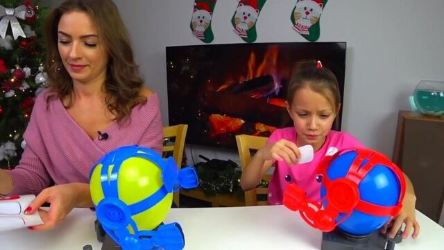 BALLOON BOT BATTLE ЧЕЛЛЕНДЖ Битва Взрывных Ботов Вика против Мамы Challenge ___ Вики Шоу
