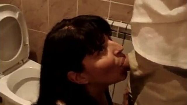 Брюнетка сосет в туалете на свадьбе и глотает сперму