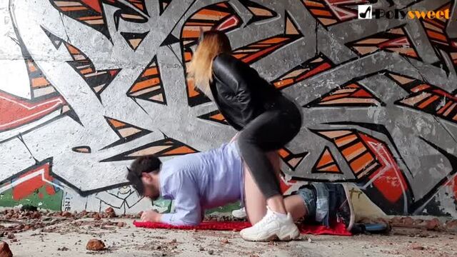 Трахает парня страпоном на заброшенной фабрике ПОДПИШИСЬ