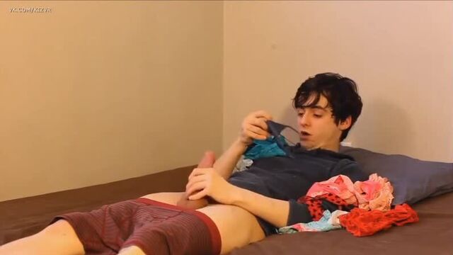 ПОЛУЧИЛ ПИЗДЫ ЗА ТО ЧТО НЮХАЛ ТРУСЫ на русском