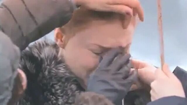 Софи Тернер плачет