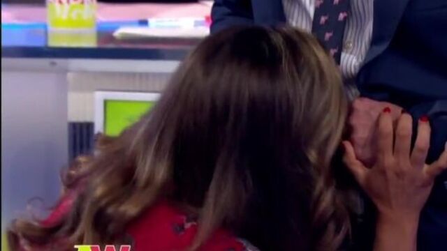 Kelly Brook показывает как нужно сосать