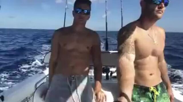 Гей секс: пара похотливых геев занималась сексом в круизе