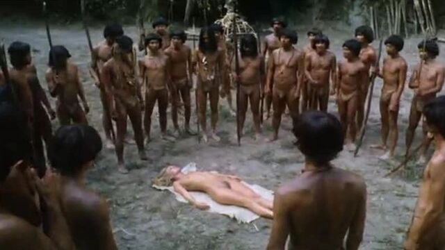 Дикари трахают девушку толпой по очереди. Сиськи. Полностью голые женщины. Топлес. Много обнаженных женщин. Эротика. Секс