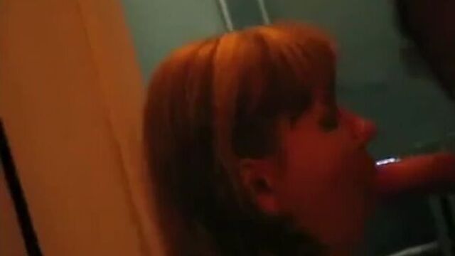 Сосёт любовнику в подъезде пока муж дома, русское домашнее порно с диалогами, измена, жена, куколд, cuckold, russian wife,Зрелые