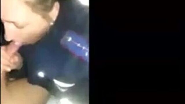 Полицейская сосет хуй и глотает сперму. русское домашнее порно. украинская шлюха глотает сперму