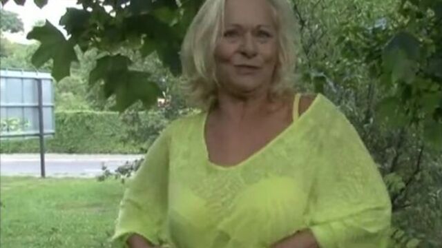 Старая шлюха ебётся на улице за деньги