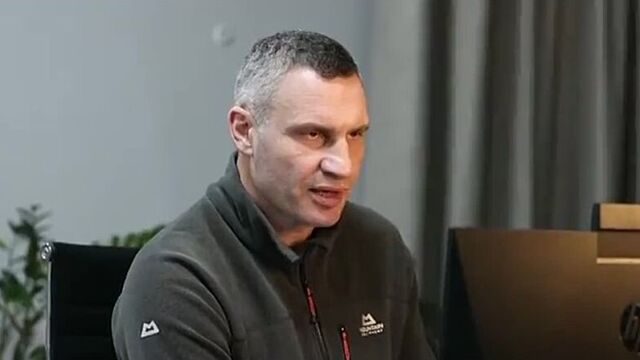 Мэр Киева Виталий Кличко в разговоре с журналистами представляет доказательства