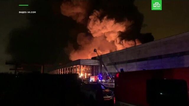 В Металлострое тушат гигантский пожар