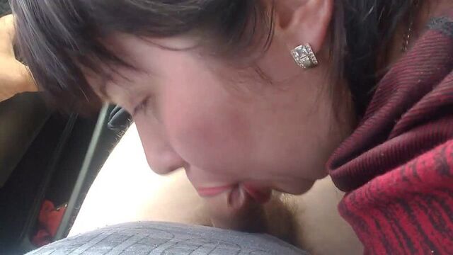 Зрелая шалава с Украины делает в машине минет молодому парню, кончил сперму в рот. Реальный секс частное домашное любительское