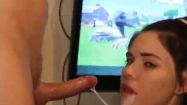 Дал на клык, бывшая взяла за щеку. Домашнее русское порно. Слив бывшей. Обкончал лицо